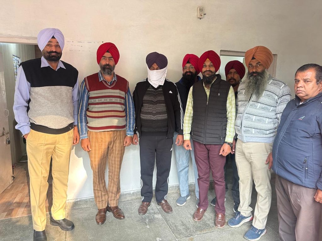 Vigilance Bureau’s Sting Operation: Patwari Takes ₹25,000 Bribe